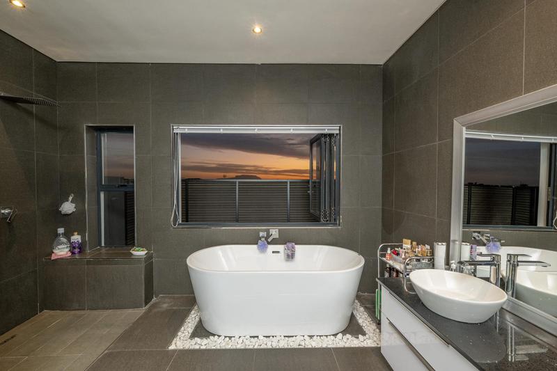 4 Bedroom Property for Sale in Kaapsig Western Cape